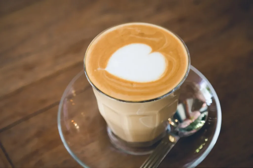 لاته معروف‌ترین نوشیدنی برپایه اسپرسو از ترکیب شیر و قهوه درست می‌شود.