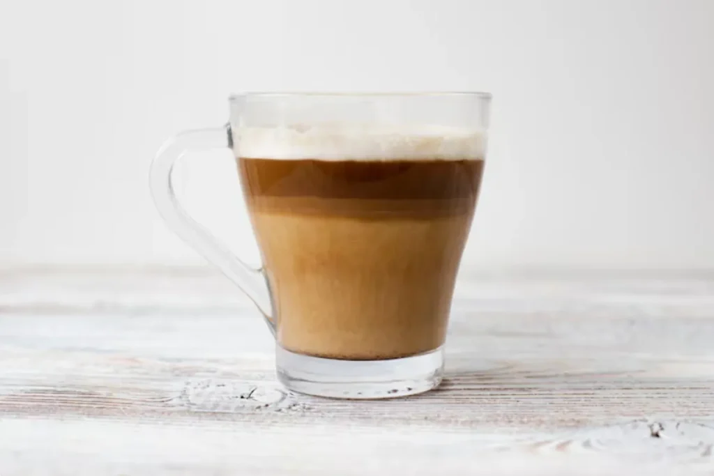 ماکیاتو از ترکیب مقداری کمی شیر و اسپرسو تهیه می‌شود.