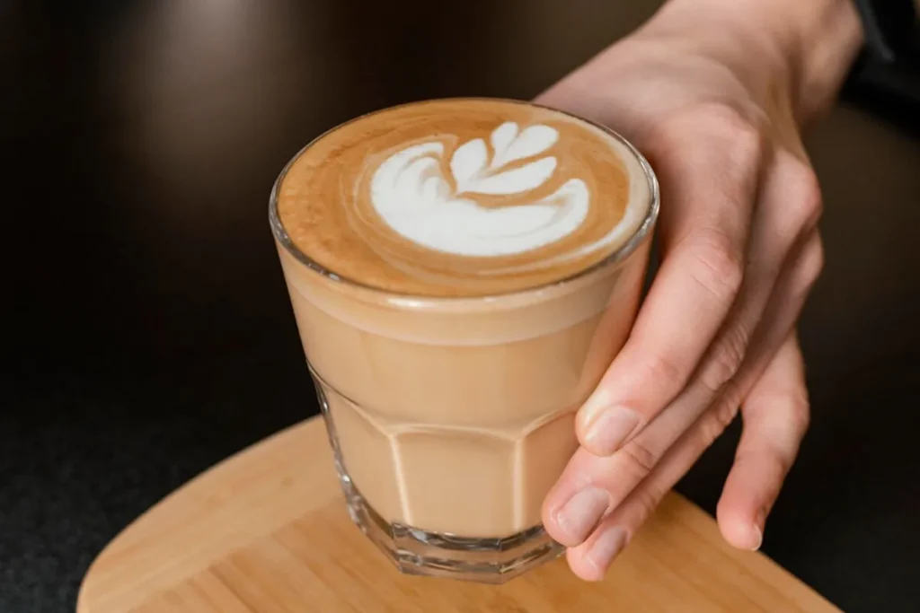 کورتادو قهوه‌ای با ریشه اسپانیایی است.